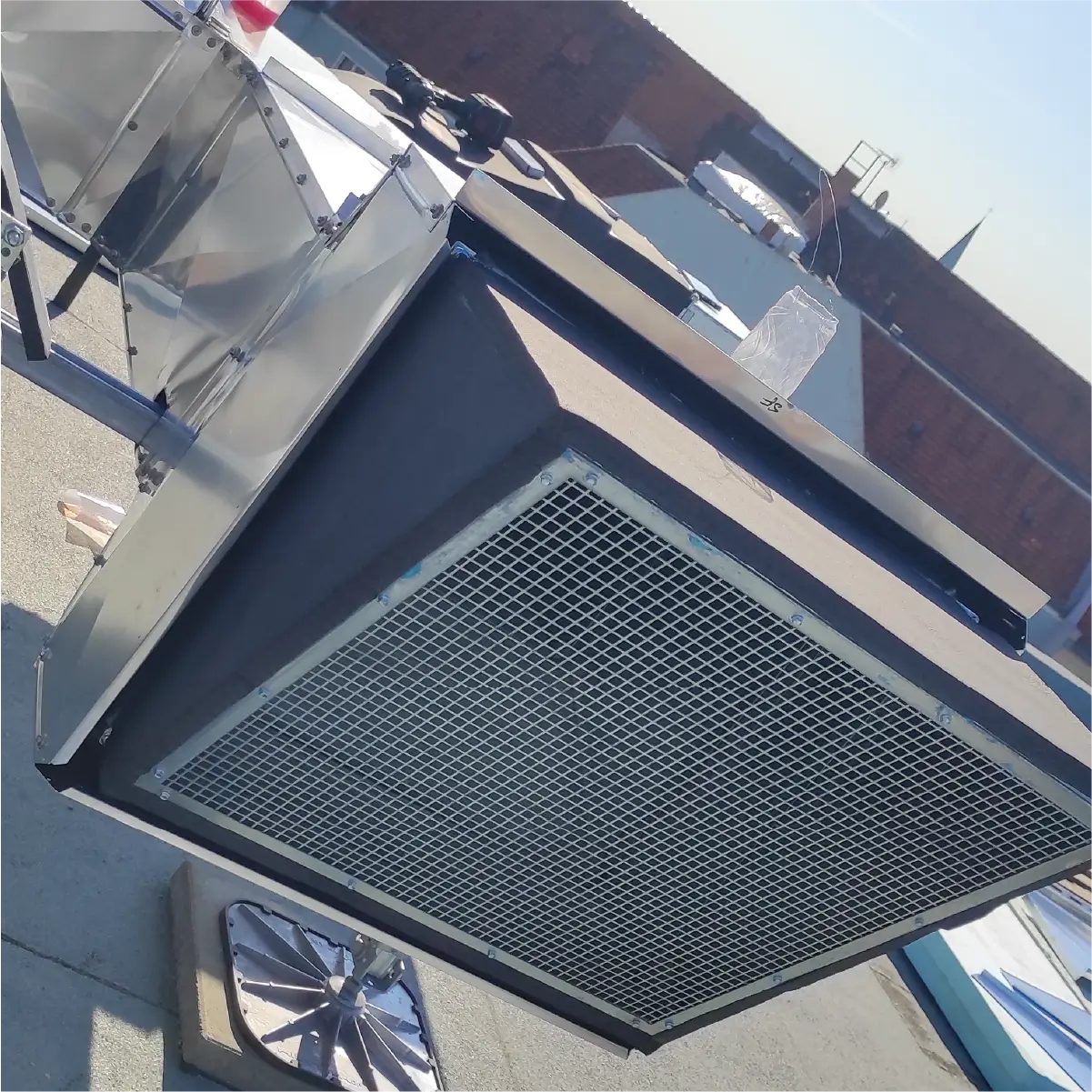 Sheet-metal cladding on rooftop plant