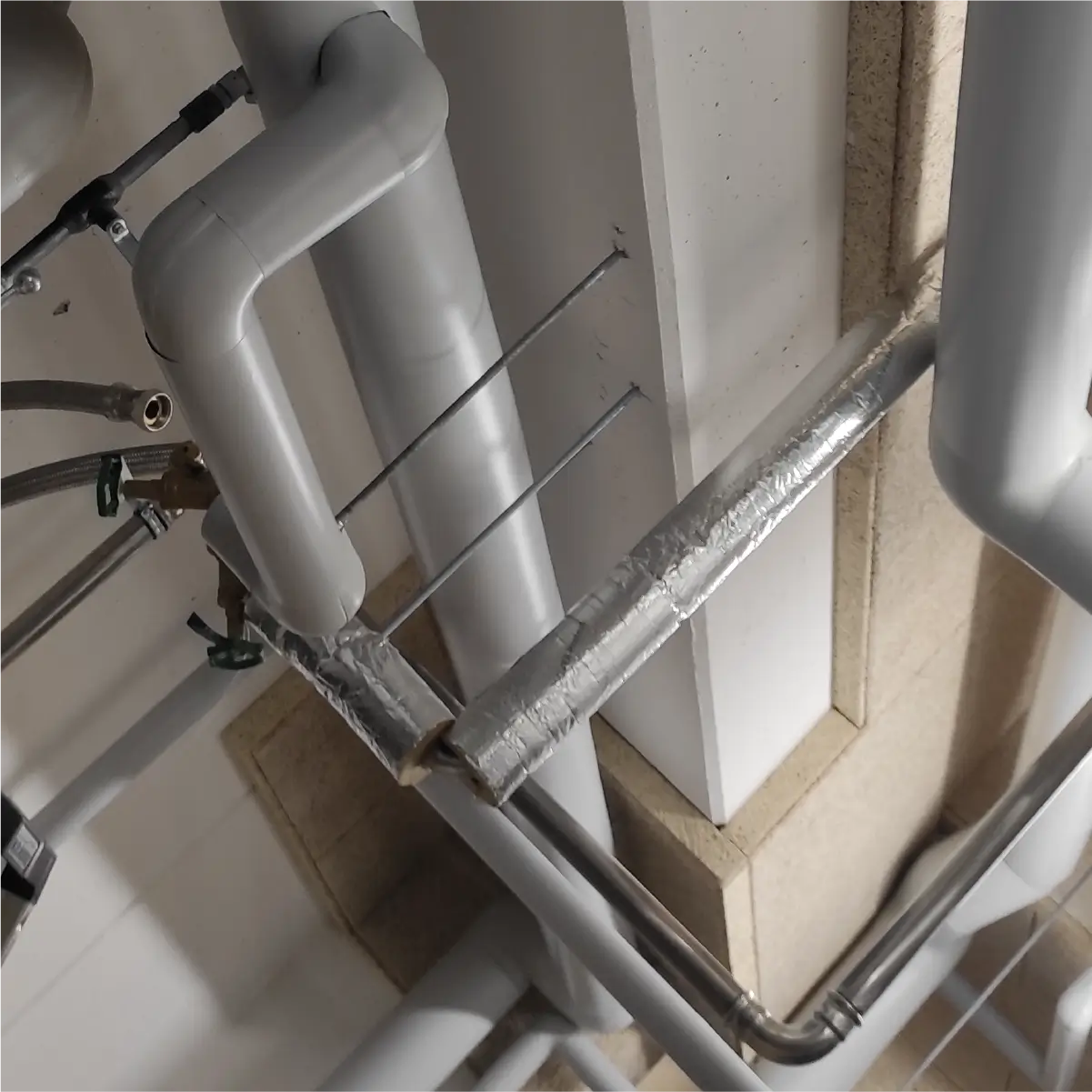 Sanitary and heating lines with vapour barrier